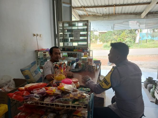 
					Bhabinkamtibmas Desa Ajang Sambangi Pertokoan, Ajak Warga Jaga Kamtibmas