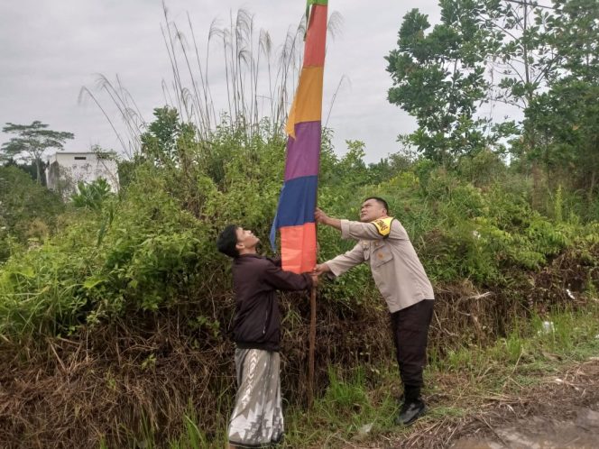 
					Polsek Ketapang Bersama Warga Memeriahan HUT RI Ke-80 Dengan Memasang Bendera Dan Umbul – umbul.