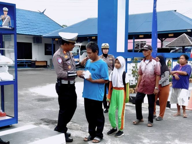 
					Satlantas Polres Kotim  Kembali Gelar Kegiatan Sosial Rangkul Sedekah Bersama Komunitas.