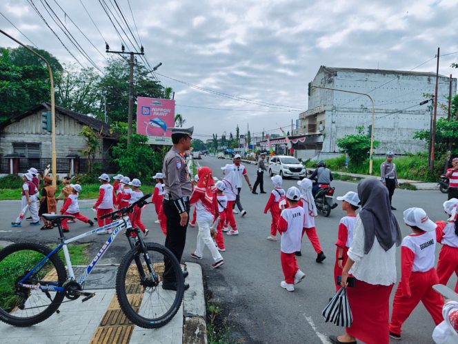 
					Beri Rasa aman Saat Pawai Sambut HUT RI ke 80 SD negeri 2 mb. hulu, Sat Lantas Polres Kotim Lakukan Pengamanan