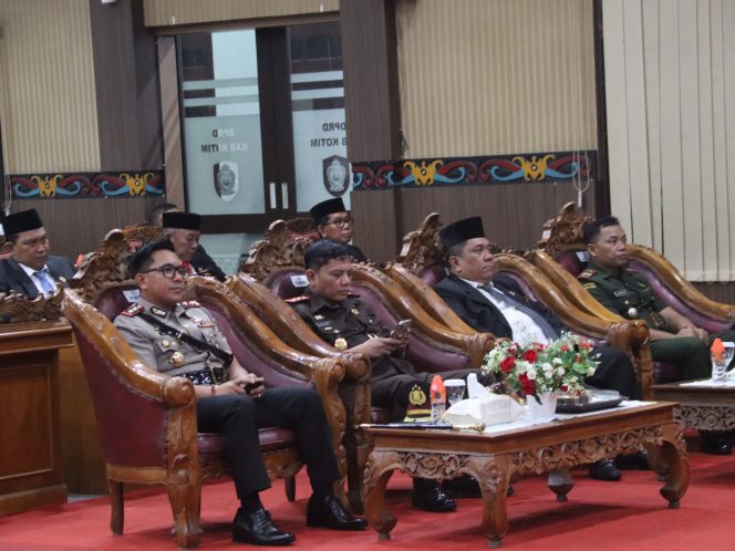 
					Kapolres Kotim Hadiri Kegiatan Mendengarkan Pidato Kenegaraan Presiden RI di Kantor DPRD Kab. Kotim