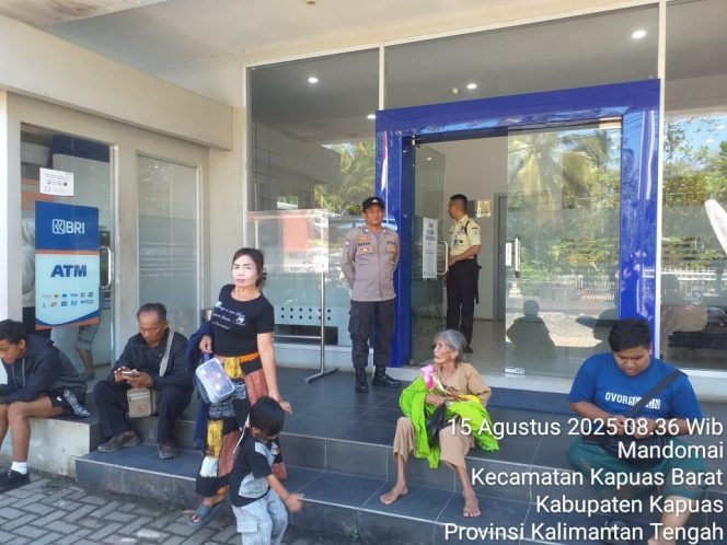 
					Ciptakan Situasi Kondusif Di Objek Vital Bank BRI Unit Mandomai Polsek Kapuas Barat Melakukan Patroli Rutin