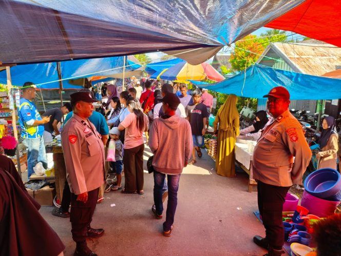 
					Personil Polsek Kapuas Barat Melaksanakan Patroli Rutin Pasar Mingguan