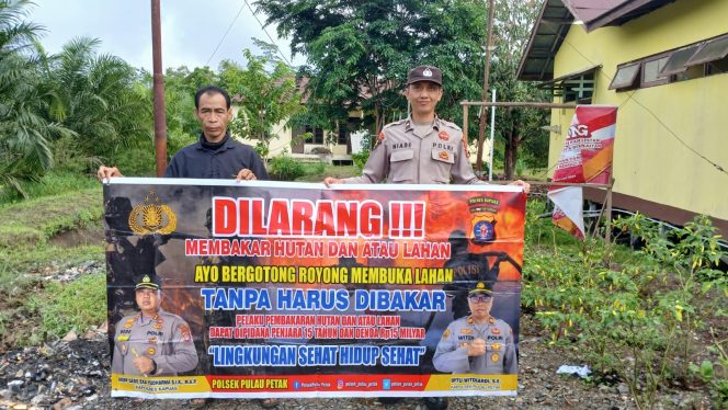 
					DALAM UPAYA PENCEGAHAN KEBARAN HUTAN DAN LAHAN, PERSONEL POLSEK PULAU PETAK SOSIALISASIKAN SANKSI PIDANA PELAKU KARHUTLA KE MASYARAKAT KECAMATAN PULAU PETAK
