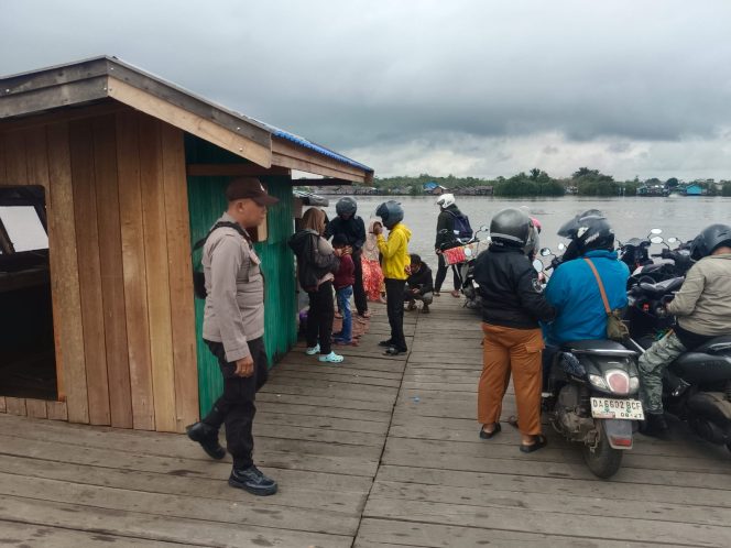
					Sasaran Patroli Polsek Kapuas Barat Menyasar Ke Feri Penyeberangan Yang Berada Di Saka Mangkahai