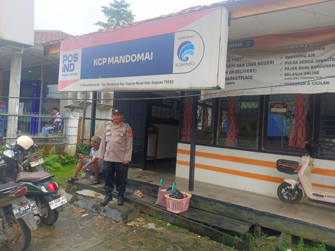 
					Upaya Pecegahan Terjadinya Kejahatan Di Obyek Vital, Polsek Kapuas Barat Rutin Laksanakan Patroli Roda Dua