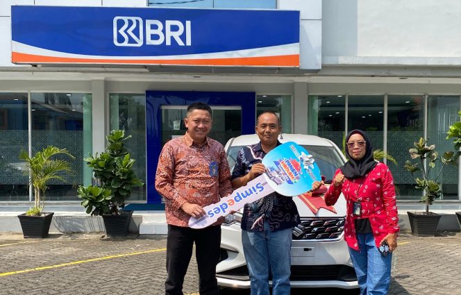 
					BRI Kanca Pondok Gede Serahkan Hadiah Grandprize Panen Hadiah Simpedes kepada Pemenang Undian PHS Periode 2 Tahun 2024