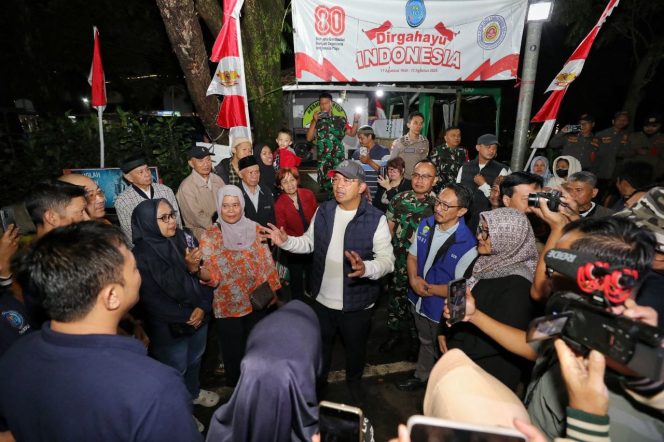 
					Turut Siskamling, Wali Kota Bandung Salurkan Bansos Lansia