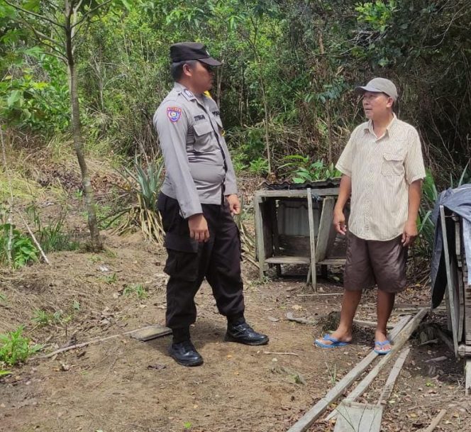 
					Polsek Kapuas Tengah Melaksanakan Pengecekan Pekarangan Hewan warga Desa Jangkang