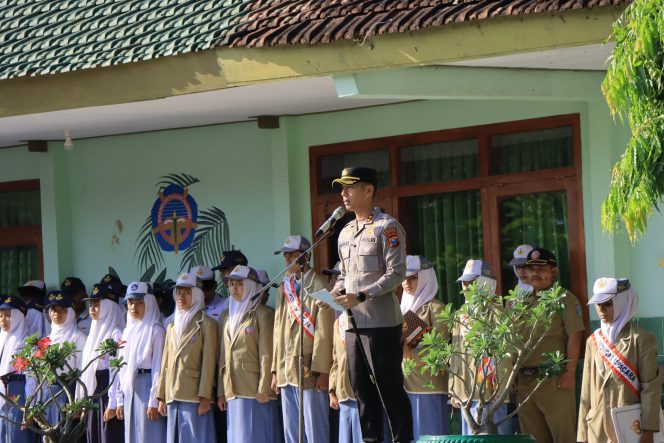 
					Kapolres Madiun Beri Pembinaan Karakter di SMAN 1 Dolopo, Tekankan Bahaya Kenakalan Remaja