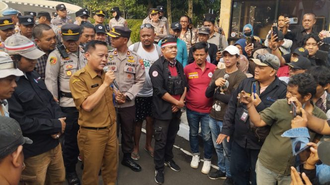 
					Pemkab Tangerang Di Demo FWJ Indonesia Tuntut Tanggungjawab Bupati