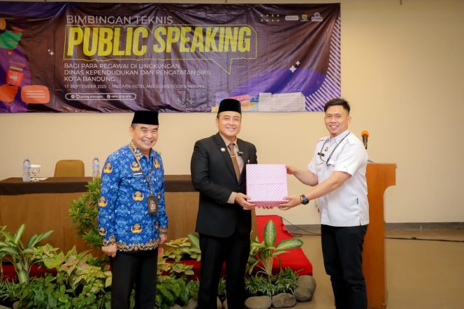 
					Tingkatkan Mutu Pelayanan, Pegawai Disdukcapil Kota Bandung Dilatih Berkomunikasi