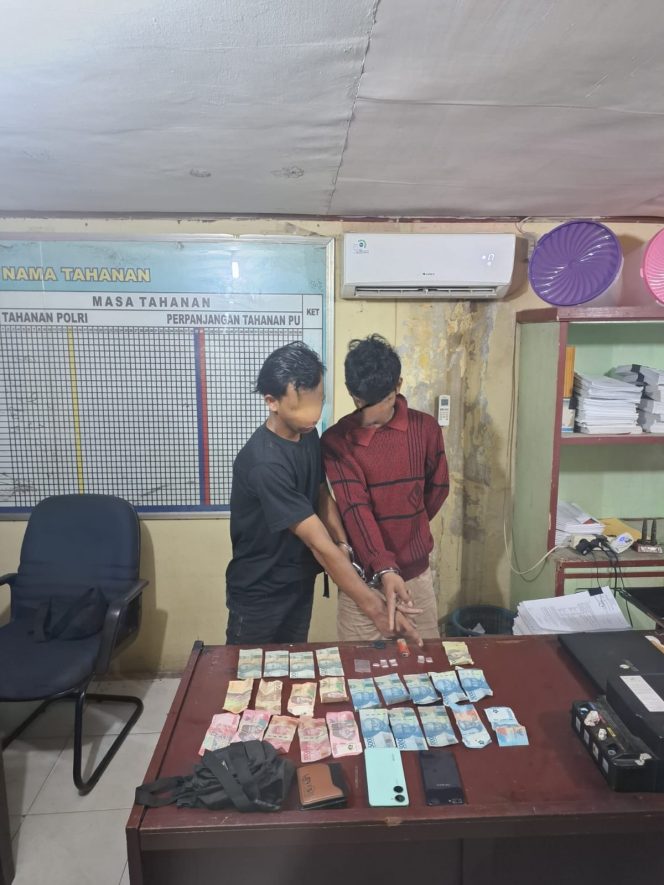 
					Tim Opsnal Polsek Kandis Bekuk Dua Pemuda Pembawa Shabu