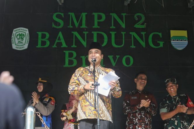 
					Erwin Beri Tips Siswa-Siswi SMPN 2 Bandung Cara Sederhana Bela Negara