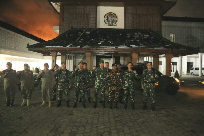 
					Jaga Kondusifitas Wilayah, Kodim Cilacap Bersama Satpol PP dan Ormas Melaksanakan Patroli 