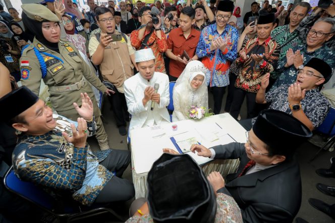 
					HJKB 215: 10 Pasangan Menikah di Mal Pelayanan Publik