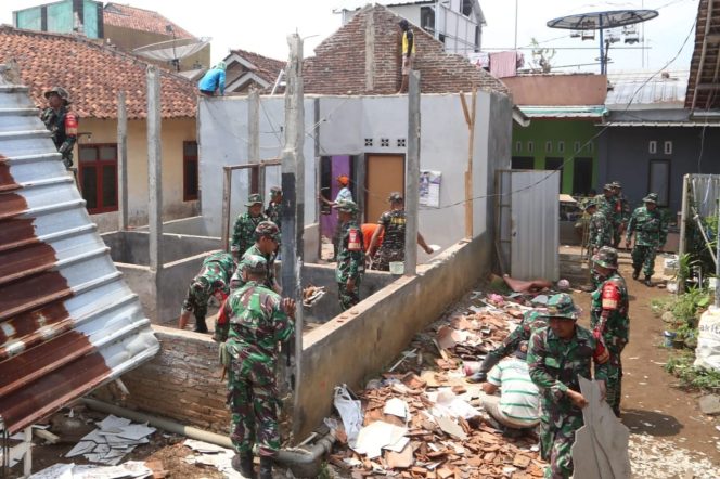 
					Solidaritas Tanpa Batas, TNI dan Masyarakat Majenang Perbaiki Rumah Rusak Akibat Hujan
