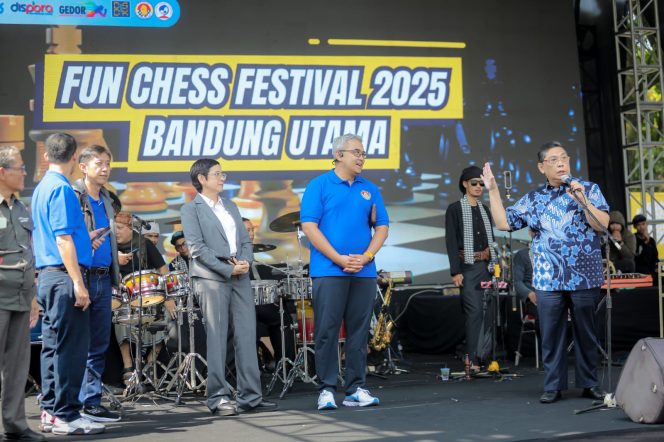 
					1.180 Pelajar Main Catur Bersama di Balai Kota, Bandung Torehkan Rekor