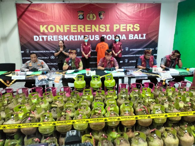 
					Nekat Oplos Gas Subsidi, Polda Bali Amankan Wanita Asal Subagan