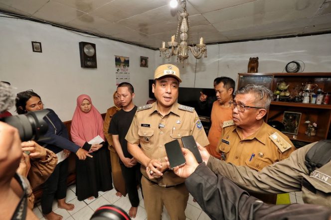 
					Wakil Wali Kota Bandung Ulurkan Santunan untuk Junaedi, Korban Begal di Cinambo