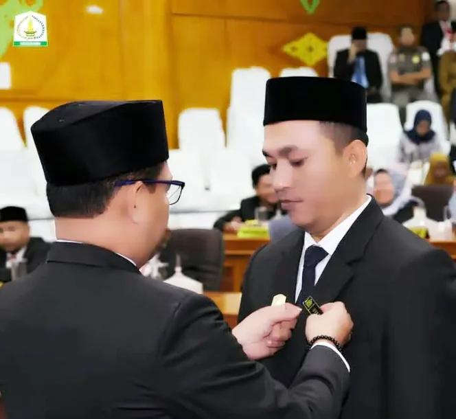 
					Ketua DPRK Aceh Tamiang Fadlon, SH menyematkan PIN kepada Syarifuddin