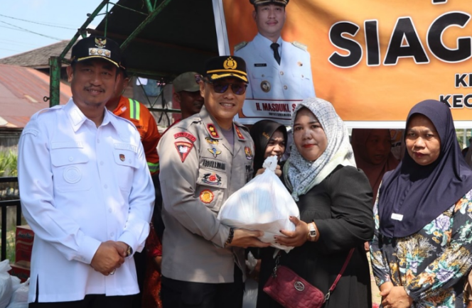 
					Kapolres dan Bupati Sukamara Tinjau Posko Siaga Banjir serta Salurkan Bantuan Sembako