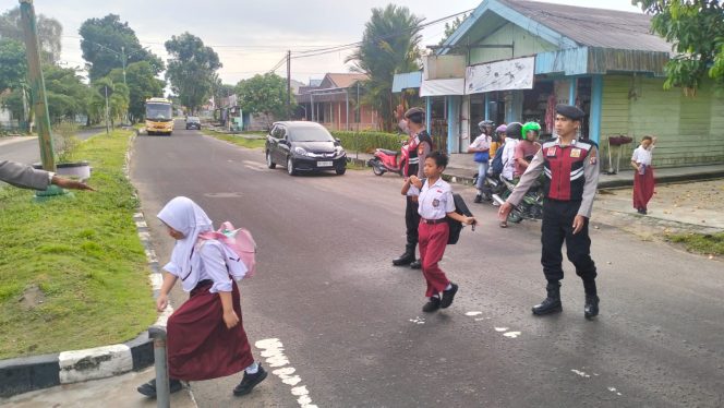 
					Pengaturan Lalin Sat Samapta Polres Sukamara di SDN Mendawai 2 Berjalan Lancar