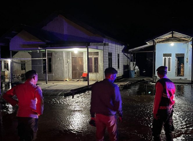 
					Patroli Malam Sat Samapta Polres Sukamara Wujudkan Rasa Aman di Wilayah Tergenang Air