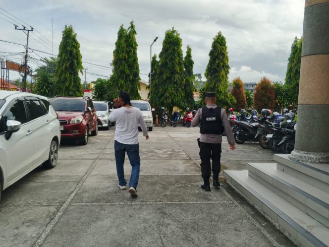 
					Polres Kobar Terjunkan Personelnya Amankan Ibadah Minggu Di Gereja