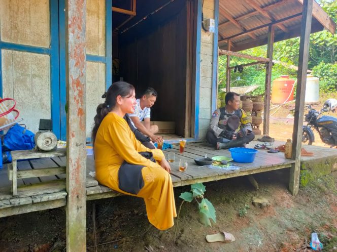 Bhabinkamtibmas Polsek Aruta Sambang Silaturahmi Ke Warga Desa Nanga Mua