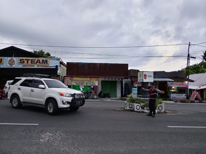 
					Anggota Satsamapta Polres Kobar Melaksanakan Kegiatan Pengaturan Lalu Lintas Rutin Pagi Hari di Seputaran Wilayah Kotawaringin Barat