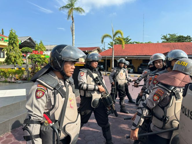 
					Tingkatkan Kemampuan, Polres Kobar Gelar Latihan Dalmas