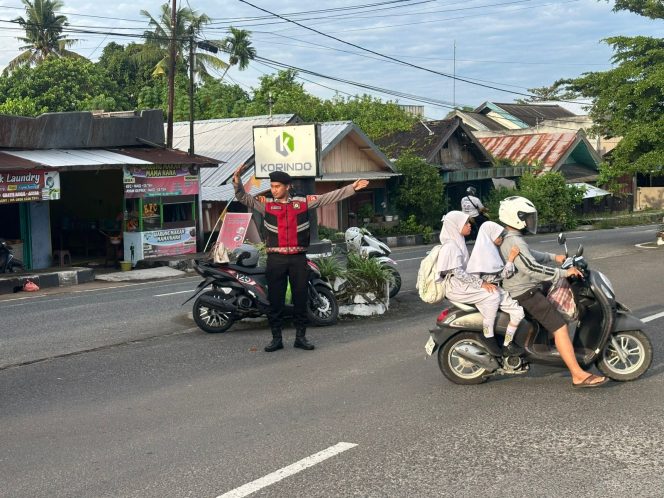 
					Berikan Rasa Aman di Jalan Raya Satsamapta Polres Kobar Laksanakan Kegiatan Pengaturan Lalu Lintas Rutin