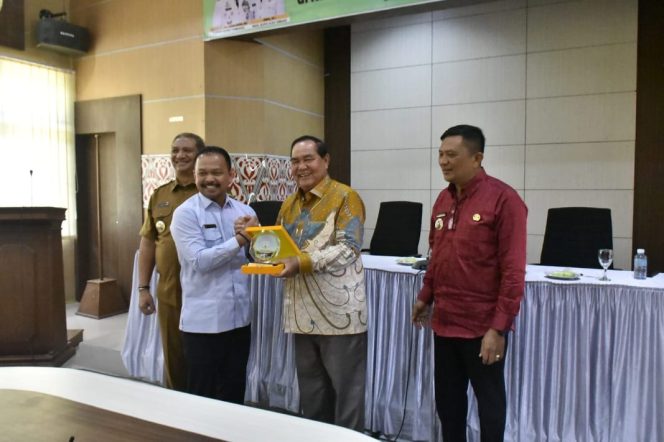 
					Fadlon, SH ketua DPR-K ATAM dukung pembangunan insfratruktur ruas jalan Lesten – Pulau Tiga