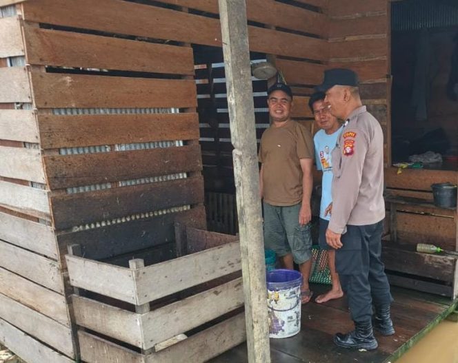 
					Anggota Polsek Kapuas Tengah Melaksanakan Pengecekan Pekarangan Hewan  di Desa Jangkang