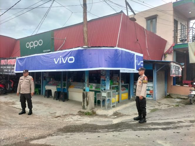 
					Piket polsek Kapuas Tengah rutin Patroli ke pasar harian Pujon desa Pujon.