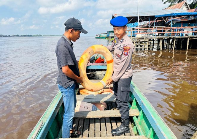 
					Satpolairud Polres Kapuas Cek Kelengkapan Alat Keselamatan kapal yang melintas DAS Kapuas