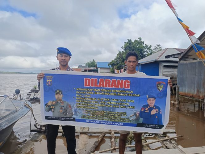 
					Satpolairud Polres Kapuas Cek Kelengkapan Alat Keselamatan kapal yang melintas DAS Kapuas