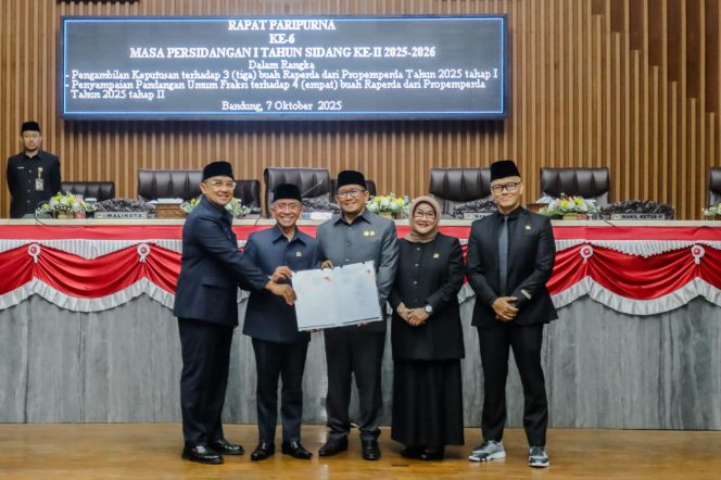 
					DPRD Kota Bandung Setujui 3 Raperda Baru! Ini Dia yang akan Jadi Payung Hukum Penting bagi Warga