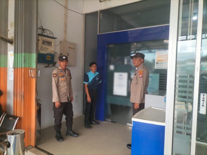 
					Piket Polsek Kapuas Tengah laksanakan Patroli Rutin ke bank BRI unit Pujon.