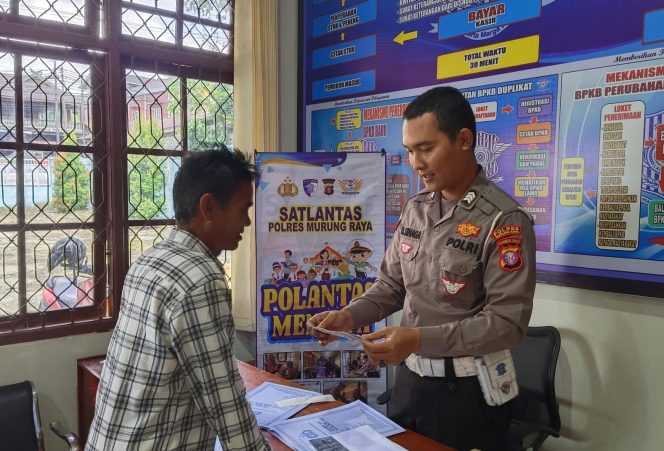 
					Polantas Menyapa, Unit Regident Satlantas Polres Murung Raya Beri Pelayanan Prima Ke Masyarakat