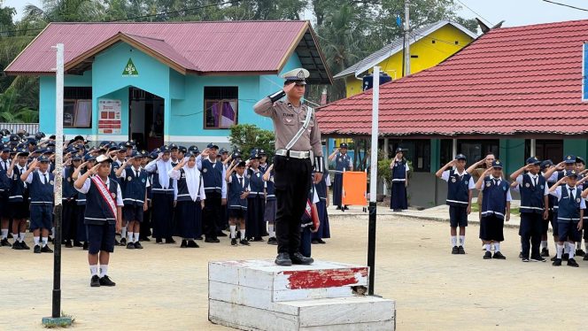
					Jadi Irup di Sekolah, Satlantas Polres Murung Raya Ajak Pelajar SMPN 1 Murung Tertib Berlalu Lintas