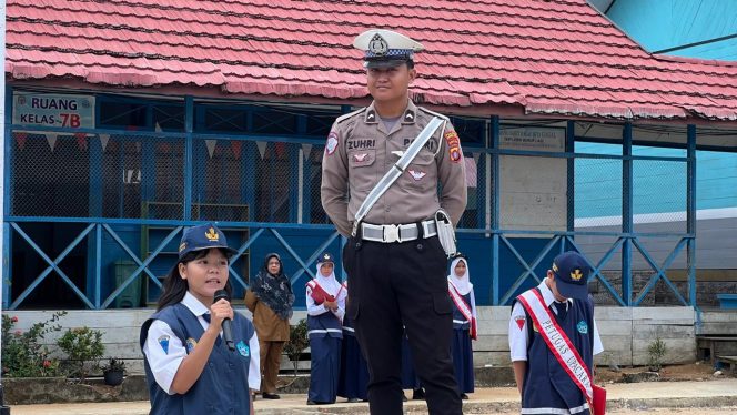 
					Polisi Lalu Lintas Ajak Pelajar SMPN 1 Murung Sosialisasi Stop Bullying Di Sekolah
