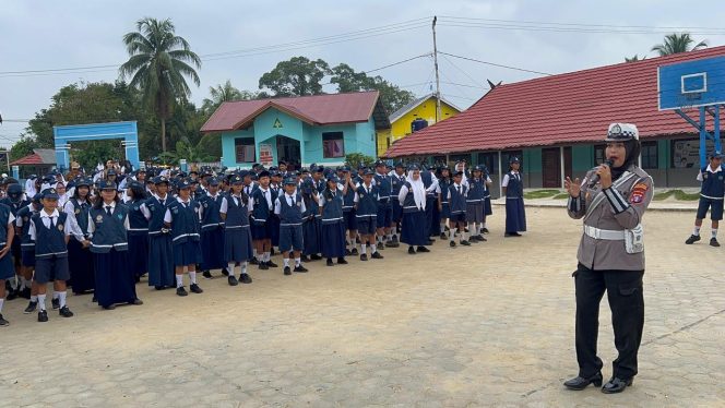 
					Polantas Menyapa Pelajar SMPN 1 Murung, Wujud Nyata Kepedulian Polri terhadap Keselamatan Generasi Muda