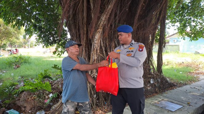 
					Satpolairud Polres Kapuas Gelar Bakti Sosial Berbagi Sembako kepada Warga Kurang Mampu