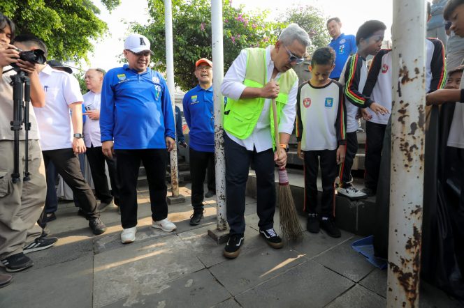 
					Ribuan Warga Kompak Bebersih Bandung, Wali Kota: Kebersihan Harus Jadi Gerakan Kolektif