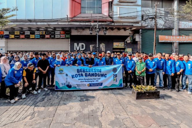 
					ASN Hingga Komunitas Bersatu dalam Gerakan Beberesih Bandung