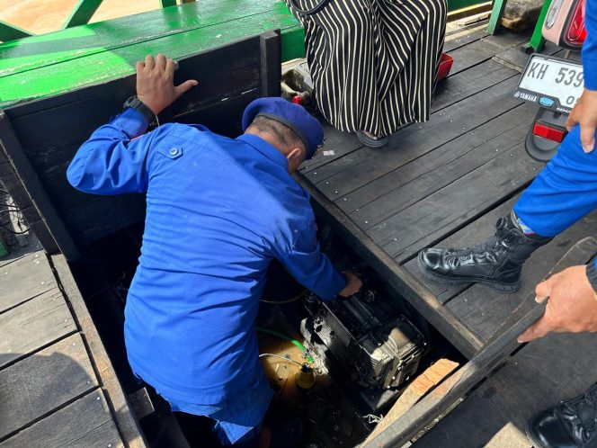 
					Personel Satpolairud Polres Kapuas Bantu Kapal Ferry Yang Sedang Mengalami Kerusakan Mesin Pada Saat Berlayar