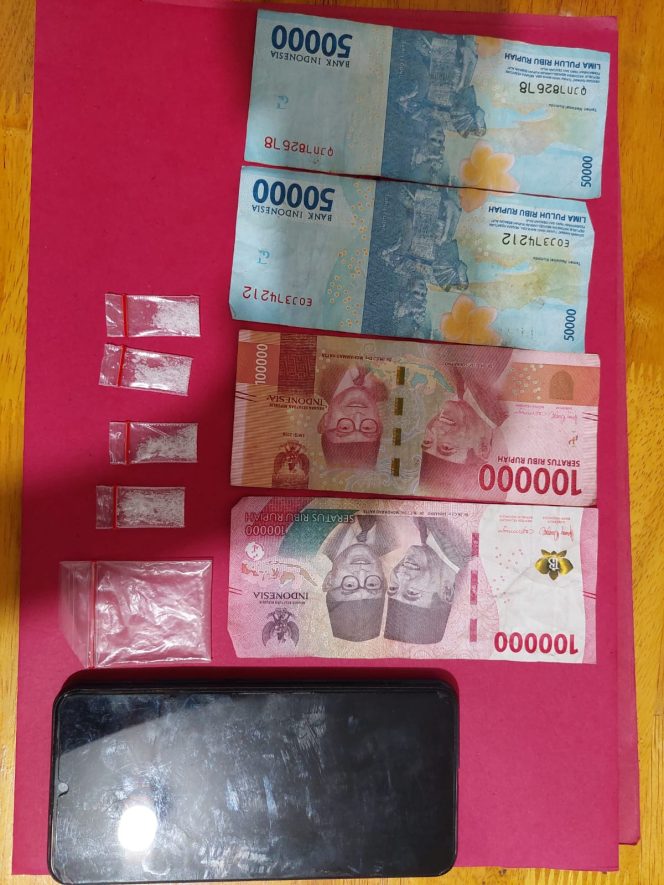 
					Satresnarkoba Polres Siak Bekuk Pengedar Sabu di Kandis, Amankan 4 Paket Siap Edar
