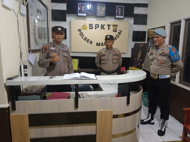 
					Personel Polsek Mantangai Laksanakan Siaga Mako Pada Malam Hari.